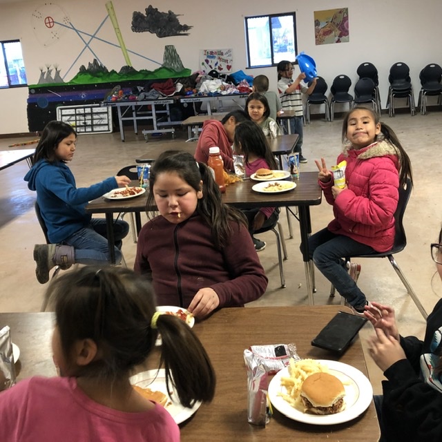 Kinder beim Essen im Jugendzentrum