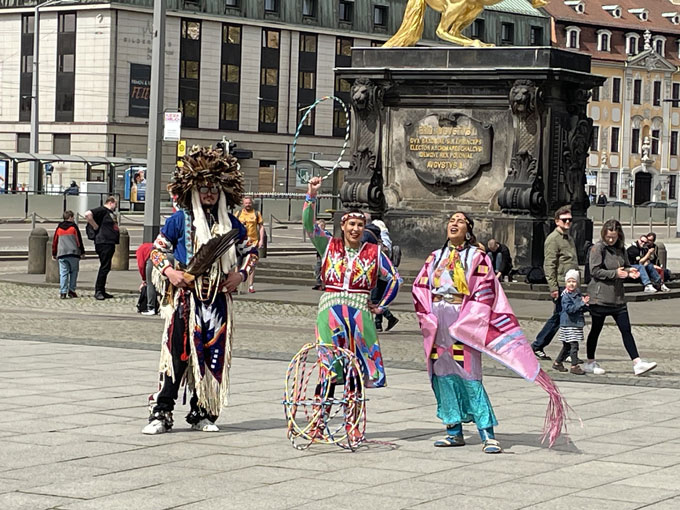 Indianische Tänze am Goldenen Reiter in Dresden