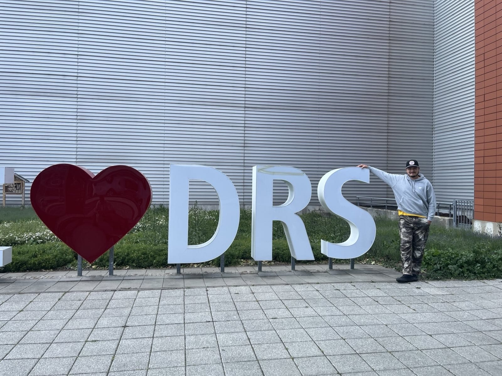 Nuvassie am Flughafen DD