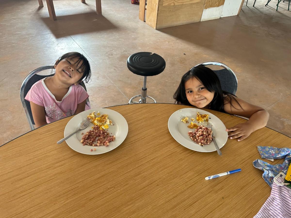 Kinder beim Essen im Jugendzentrum