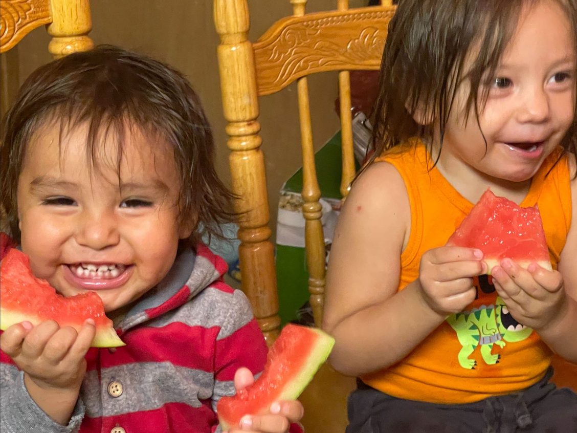 Kinder mit Melonen