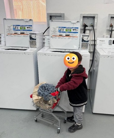 Kleiner Kunde im Waschsalon